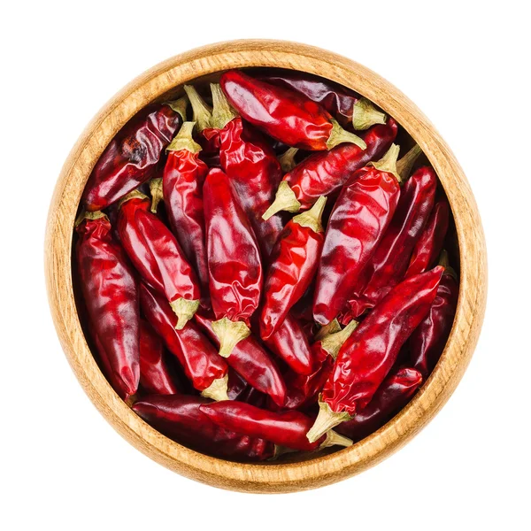 Rode hete tabasco chilipepertjes in een kom op wit — Stockfoto