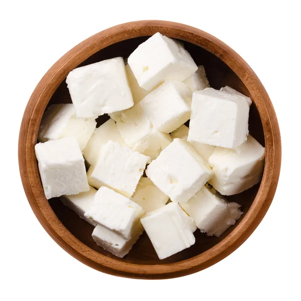 Cubos de queso Feta griego en cuenco de madera sobre blanco —  Fotos de Stock