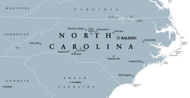 Kuzey Carolina, NC, gri politik harita. Başkent Raleigh ve en büyük şehirlerle. Amerika Birleşik Devletleri 'nin güneydoğu bölgesinde bir eyalet. Eski Kuzey Eyaleti. Katran Topuğu Eyaleti. İllüzyon. Vektör