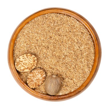 Taze rendelenmiş hindistan cevizi, hindistan cevizi ve ahşap bir kasede yarım hindistan cevizi. Kokulu ya da gerçek hindistan cevizi, Myristica kokularının tohumları, baharat olarak ve geleneksel tıpta kullanılır. Yukarıdaki yemek fotoğrafından yakın plan..