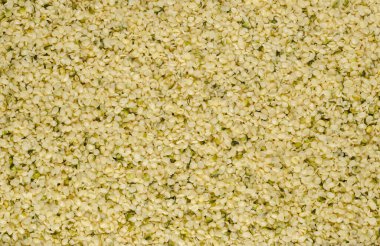 Hulled kenevir tohumları. Çiğ ve yenilebilir kenevir tohumlarının yüzeyi ve arka planı. Kenevir sativa, yüksek miktarda tam protein ve büyük bir demir kaynağı. Makro, yemek fotoğrafı, üst kattan, yukarıdan. Arkaplan.