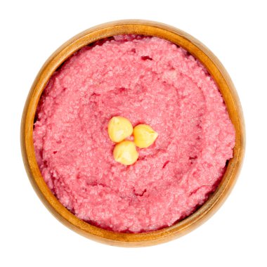 Tahta bir kasede nohut garnitürle pancar humus sosu. Orta Doğu sosu, yayılmış ya da baharatlı, haşlanmış pancar, tahini, limon suyu ve sarımsakla harmanlanmış nohut püresi. Fotoğraf.