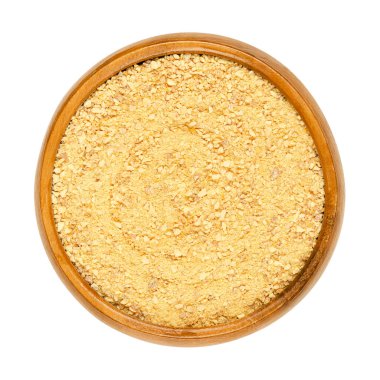 Tahta bir kasede kurutulmuş portakal kabuğu. Organik, tatlı ve aromatik portakalların yer kabuğu, pişirme veya çay için kullanılır. Yukarıdan yakın plan, beyaz arkaplanda izole edilmiş, makro yiyecek fotoğrafı.