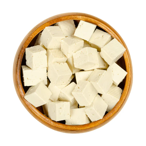 木製のボウルに白い豆腐のキューブ 大豆カード 凝固豆乳 さまざまな柔らかさの白いブロックに押された アジア料理の構成要素 肉の代替品 クローズアップ 上から — ストック写真