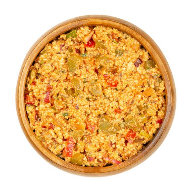 Vegan Liptauer ekmeği ahşap bir kasede serpilmişti. Baharatlı, parçalanmış beyaz tofu, kırmızı biber, turşu, soğan ve baharattan yapılmış. Savory geleneksel Avusturya-Macaristan mutfağı. Yakından, yukarıdan..