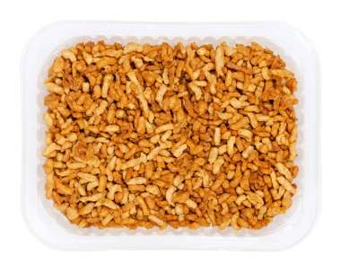 Plastik bir tepside et kıyması. Baharatlı bezelye proteinine dayalı, kıyma makinesinden geçirilmiş, kıyma makinesinin yerine ve alternatifi. Yukarıdan beyaz üzerine yakın plan, yemek fotoğrafı..