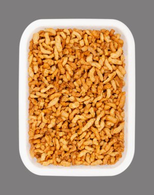 Vejetaryen kıymalı et, beyaz bir dondurucu kutuda. Baharatlı bezelye proteinine dayalı, kıyma makinesinden geçirilmiş, kıyma makinesinin yerine ve alternatifi. Yukarıdan yakın plan, gri üzerine, yemek fotoğrafı..