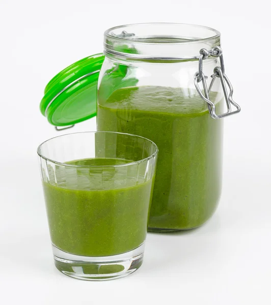 Grön Smoothie i ett glas och i en öppen burk — Stockfoto