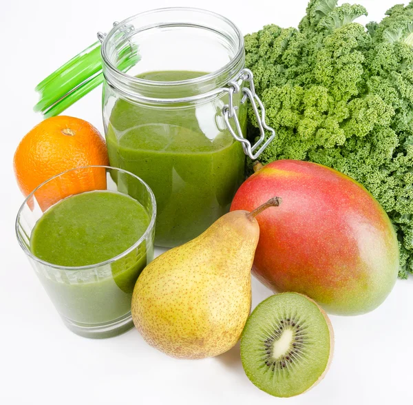 Grön Smoothie med färsk grönkål och frukt — Stockfoto