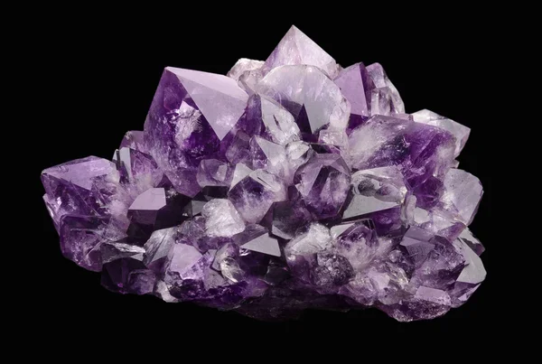 紫水晶在黑色的背景 — 图库照片