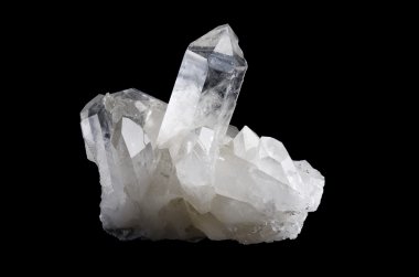Quartz Crystal küme yatay siyah arka plan üzerine