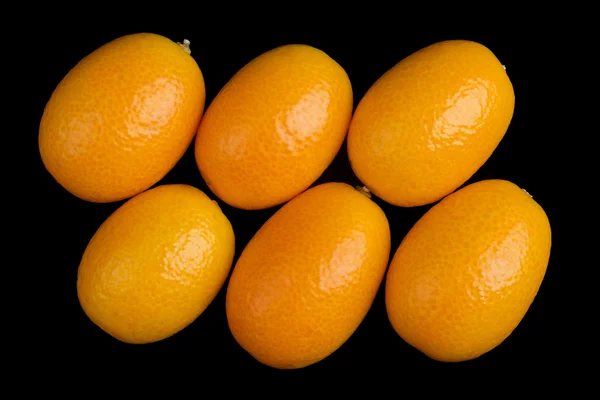 Sneda Oval Kumquats på svart bakgrund — Stockfoto