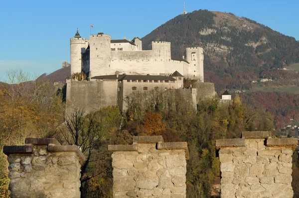 Salzburg Fortress Hohensalzburg idegenvezetővel-várfal, illetve az Ausztriában — Stock Fotó