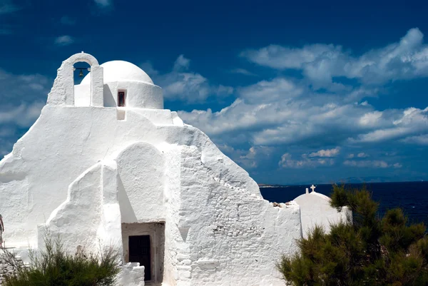 Old Paraportiani 14 century church in the clouds - the most famo — Stock Photo, Image