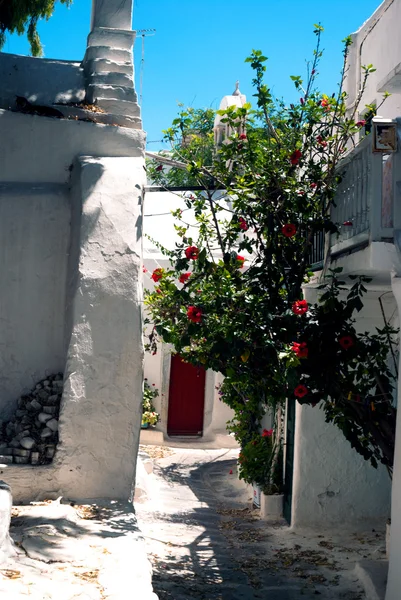 Традиционная греческая аллея на острове Миконос, Греция — стоковое фото