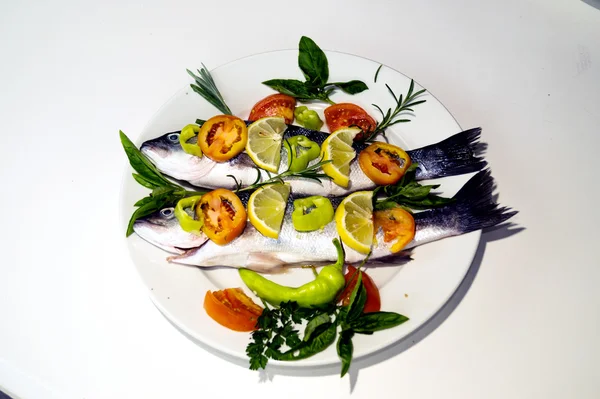 Basse de mer aux légumes et au citron — Photo