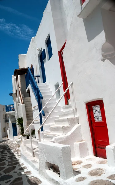 Traditionella grekiska gränd på mykonos island, Grekland — Stockfoto