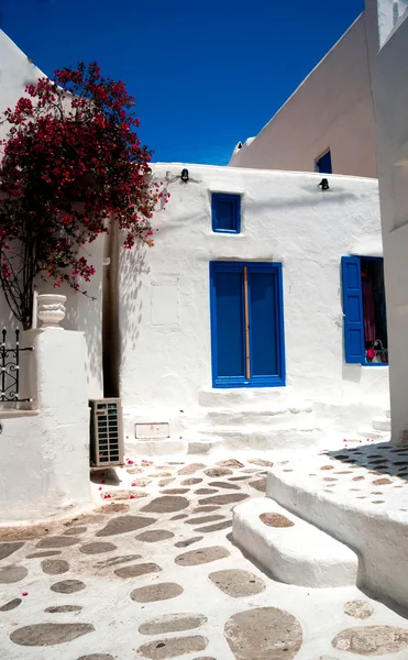 Ruelle grecque traditionnelle sur l'île de Mykonos, Grèce — Photo