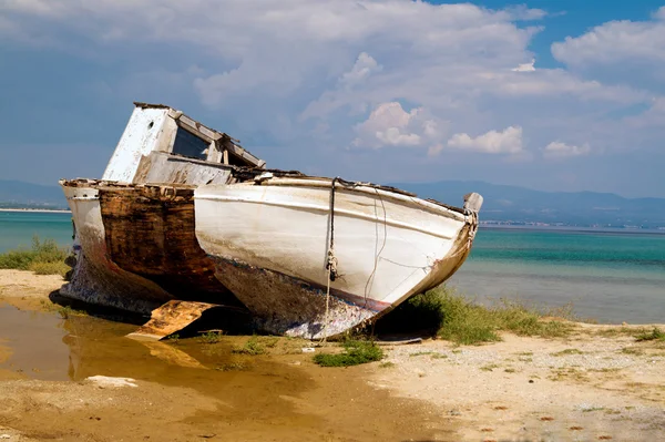 An old boat on a shingle beach — Stock Photo, Image