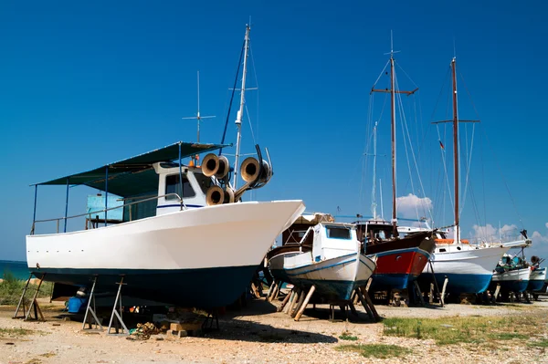 Le navire au chantier naval pour la peinture et la réparation — Photo