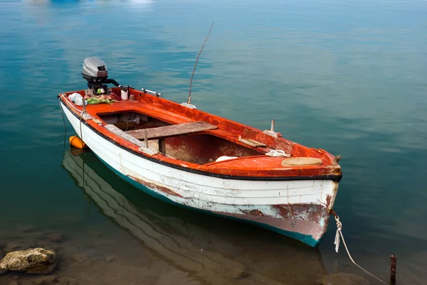 Barco de pesca tradicional en la península de Halkidik Grecia —  Fotos de Stock