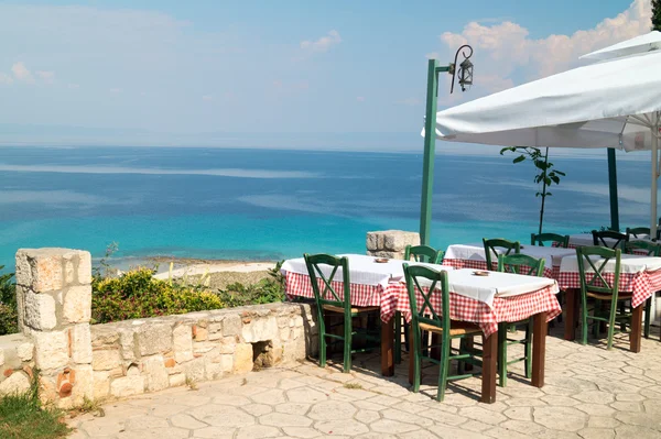 Mesa griega tradicional en la playa de Grecia — Foto de Stock