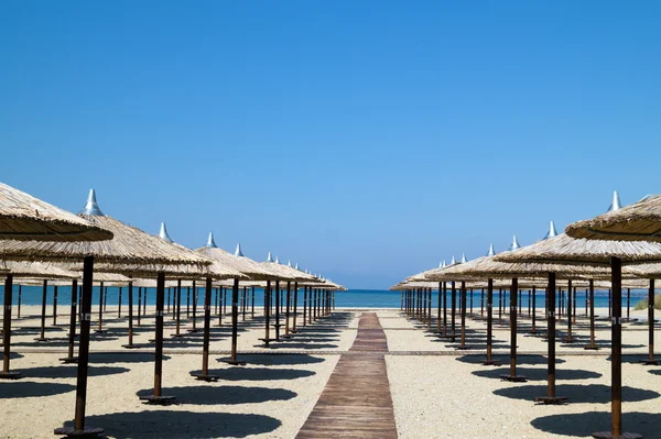 Guarda-chuvas na praia tropical perfeita — Fotografia de Stock