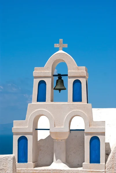 Santorini Island, Yunanistan mavi gökyüzü, çan kulesi — Stok fotoğraf