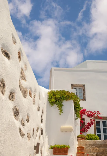 Arquitectura tradicional del pueblo de Oia en la isla de Santorini, Gre — Foto de Stock