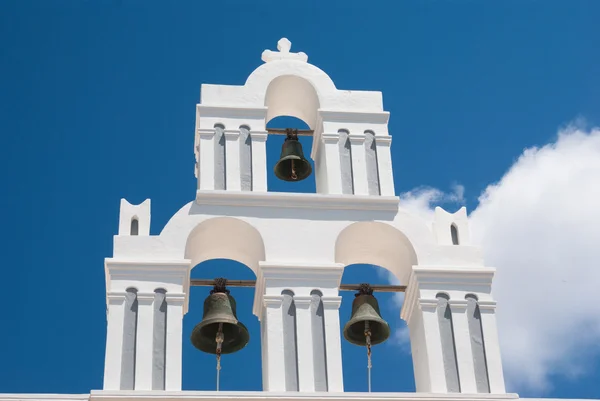Glockenturm am blauen Himmel auf der Insel Santorini, Griechenland — Stockfoto