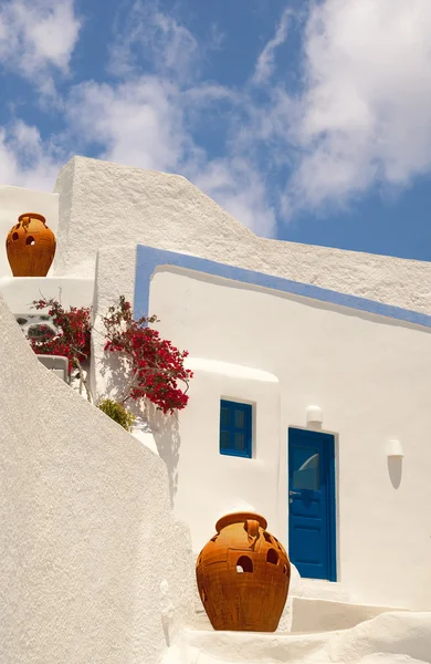 Architettura tradizionale del villaggio di Oia sull'isola di Santorini, Gre — Foto Stock