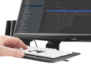 Kaynak kodları bilgisayardaki ofisinde çalışan geliştirici