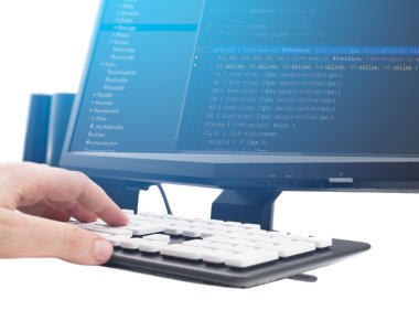 Kaynak kodları bilgisayardaki ofisinde çalışan geliştirici