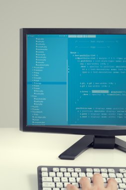 Kaynak kodları bilgisayardaki ofisinde çalışan geliştirici