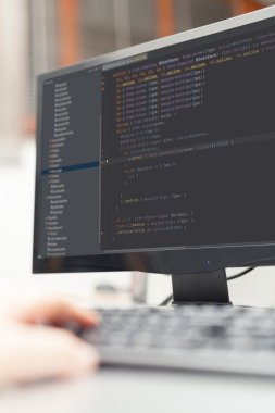 Kaynak kodları bilgisayardaki ofisinde çalışan geliştirici