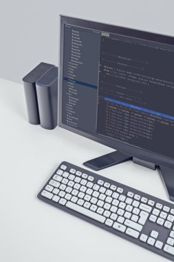 office masaüstü bilgisayar monitöründe Web sitesi kodları