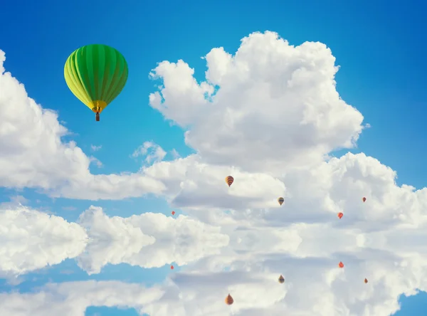 Balões de ar quente coloridos voando sobre a água — Fotografia de Stock