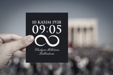 10 Kasım 'da Anitkabir mozolesi önünde, Türkiye Cumhuriyeti' nin kurucusunun ölüm saati ve tarihi yazılı siyah bir kağıt tutan erkek. Mesajın İngilizcesi: Sonsuza dek ulusunun kalbinde yaşayacaksın..