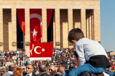Ankara, Türkiye. 10 Kasım 2019: Türk halkı saygı göstermek ve Türkiye Cumhuriyeti 'nin büyük lideri ve kurucusu Mustafa Kemal Atatürk' ü anmak için her 10 Kasım 'da Anitkabir' i ziyaret eder. Çocuk tören sırasında babasının omuzlarında oturuyor..