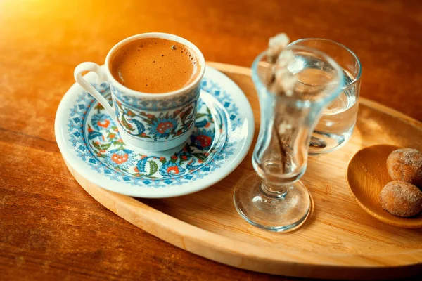 Geleneksel Köpüklü Türk Kahvesi Porselen Fincan Kurabiye Bir Bardak Çiçekle — Stok fotoğraf