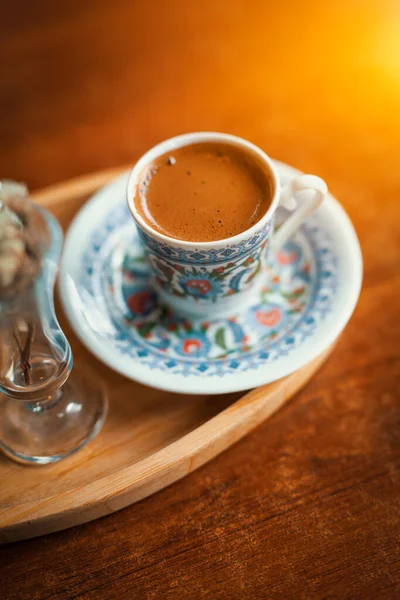 磁器のカップと花で提供される伝統的な輝くトルコのコーヒー — ストック写真