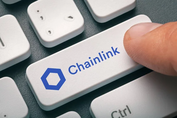 Cryptogeld Trading Concept Mannelijke Hand Drukken Computer Sleutel Met Chainlink Rechtenvrije Stockfoto's