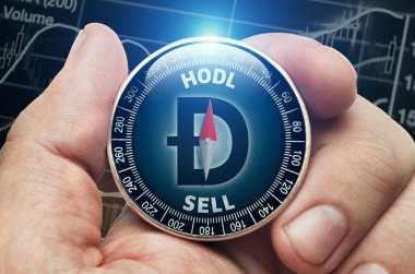 Borsa haritasının önünde elinde pusula olan bir erkek. Pusula iğnesi hodl sözcüğünü gösteriyor. Kripto para ticareti kavramı.