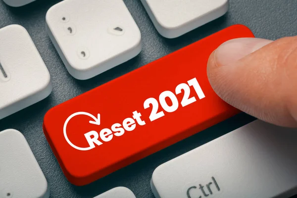 Parmak basma tuşuna 2021 kelime ve sembolle bas. Coronavirüs salgınından sonra yeni bir çağa geçiş. İş ve 2021 konsepti sıfırladı. 