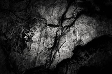 Yakın plan siyah aşınmış taş yüzey. Kaya dokusu detayı. Tasarımcılar için soyut grunge arkaplanı