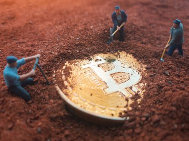 Makro madenci heykelcikleri büyük, parlak bitcoin 'i ortaya çıkarmak için toprağı kazıyorlar. Kripto para birimi, engelleme zinciri, madencilik veya ticaret konsepti.