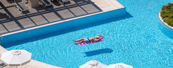 Antalya Turkey September 2017 Young Man Sunbathing Inflatable Air Matttess — Stock Photo, Image