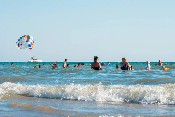 Antalya Türkei September 2017 Menschen Schwimmen Meer Einem Sommernachmittag Antalya — Stockfoto