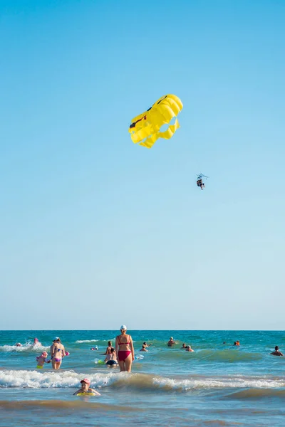 Antalya Turquia Setembro 2017 Pessoas Nadando Parasailing Tarde Verão Antalya — Fotografia de Stock