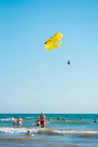 Antalya Turkije September 2017 Zwemmen Parasailen Zomermiddag Antalya Antalya Een — Stockfoto